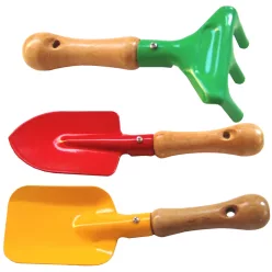   3 DARABOS GYEREK KERTI SZERSZÁMKÉSZLET NÉGYZET ALAKÚ LAPÁT: 20,5 CM * 7 CM SZÉLES SIMA LAPÁT: 20,5 CM * 6,3 CM SZÉLES GEREBLYE: 15,5 CM * 7 CM SZÉLES