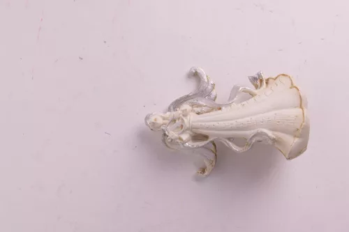 POLIREZIN ANGYAL ÁLLÓ, HÁRFÁVAL, ANTIK FEHÉR