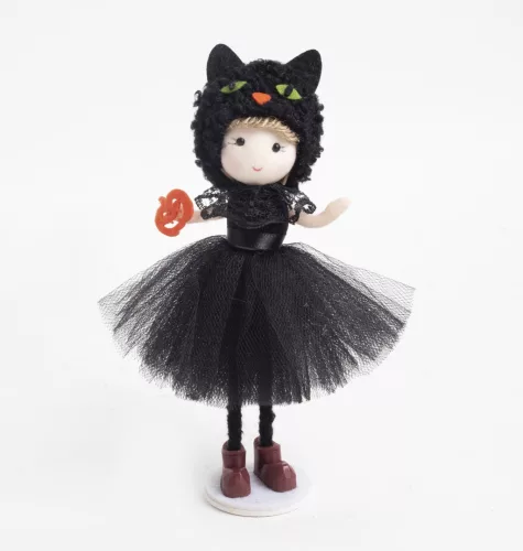 TEXTIL LÁNY ÁLLÓ, FEKETE MACSKA SAPKÁBAN, TÜLL RUHÁBAN, HALLOWEEN TÖKKEL A KEZÉBEN