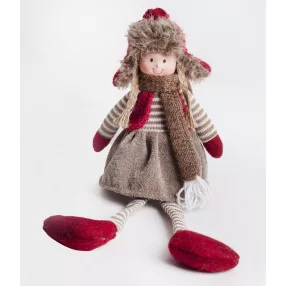   TEXTIL LÁNY, LÓGÓ LÁBBAL, BARNA ÉS BORDÓ RUHÁBAN, SAPKÁBAN