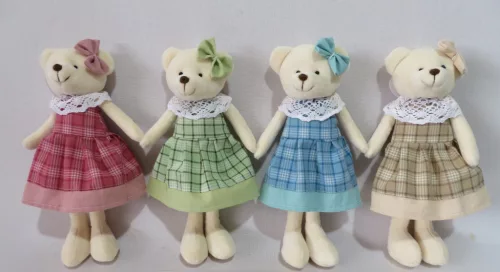 DEKORÁCIÓ, MEDVELÁNY, KOCKÁS RUHÁBAN, CSIPKE GALLÉRRAL