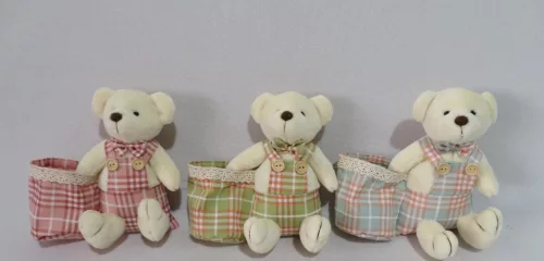 DEKORÁCIÓ, MEDVEFIÚ, KOCKÁS NADRÁGBAN, KOSÁRRAL