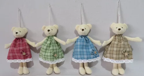 DEKORÁCIÓ, MEDVELÁNY, AKASZTÓS, KOCKÁS RUHÁBAN