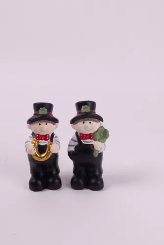 POLIREZIN KÉMÉNYSEPRŐ KALAPBAN, NÉGYLEVELŰ LÓHERÉVEL VAGY PATKÓVAL