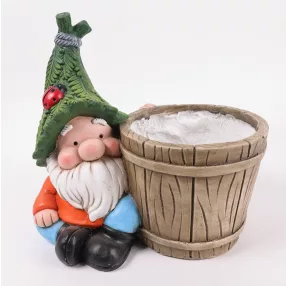 KÜLTÉRI TÖRPE KASPÓVAL, ZÖLD LEVÉL SAPKÁBAN