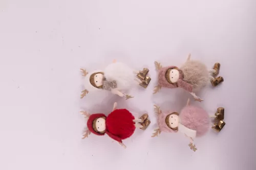 TEXTIL AKASZTÓS LÁNY, AGANCSOS SAPKÁBAN